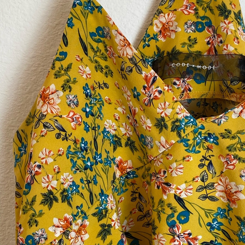 Code x Mode Floral Ruffle V-Neck Tank Top - Picture 5 of 6